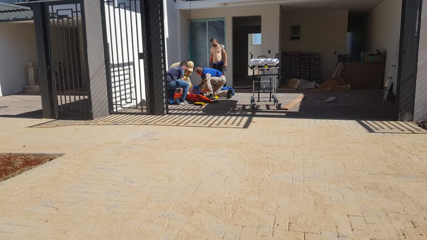Homem tem lesão na coluna após cair de sacada de sobrado em Cascavel