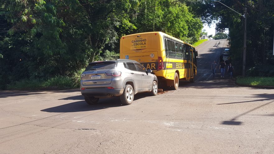 Fiat Strada, Renault Clio, ônibus escolar e Jeep Compass se envolvem em colisão no Bairro Country