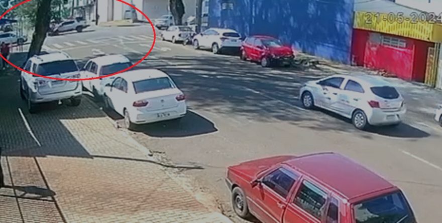 Veja momento do acidente que deixou motociclista ferida na Rua Mato Grosso