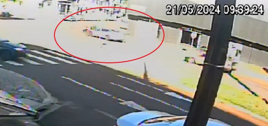 Por outro ângulo: veja motociclista sendo atingida na traseira por automóvel