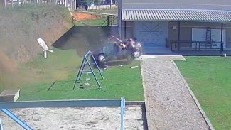 Imagens fortes: Vídeo mostra crianças sendo ejetadas de veículo em acidente que matou bebê de 9 meses