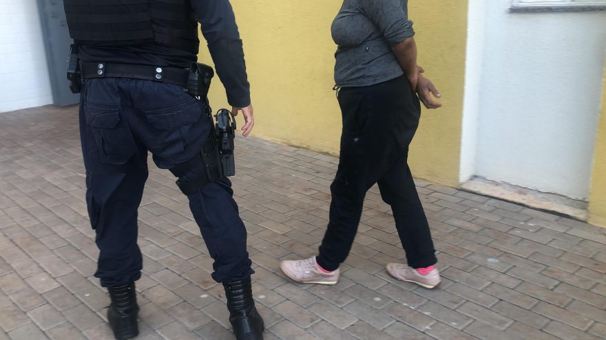 Mulher é detida após ameaçar e agredir funcionária de supermercado