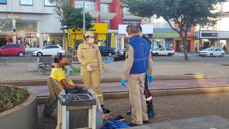Homem é socorrido após sofrer queda na Avenida Brasil