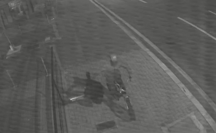 Câmera registra momento em que homem furta portão de alumínio em estabelecimento no Centro