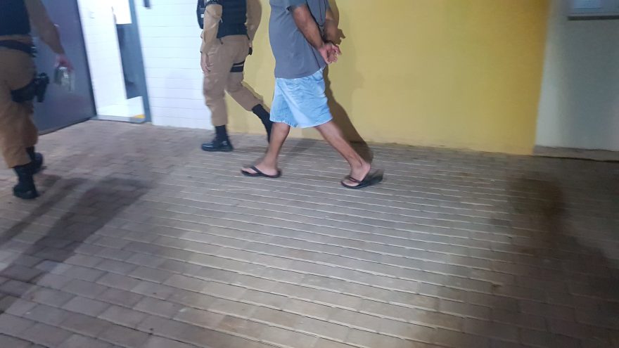 Homem é preso pela Rocam com arma de fogo, munições e R$ 80 mil em dinheiro