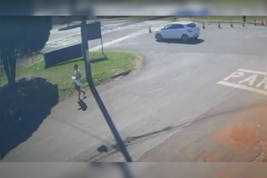 Mulher é presa após agredir e tentar roubar comida de cadeirante