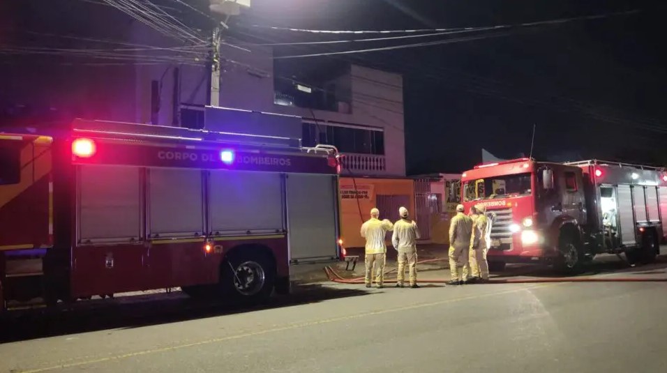 Incêndio atinge imóvel com mãe e filho dentro