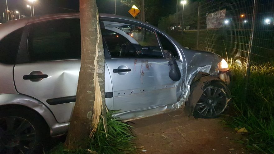 Motorista perde o controle da direção e bate carro contra árvore no Brasília