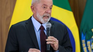 Lula recebe credenciais de oito novos embaixadores