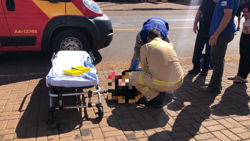 Após moto deslizar em mancha de óleo, motociclista sofre queda e quebra o braço