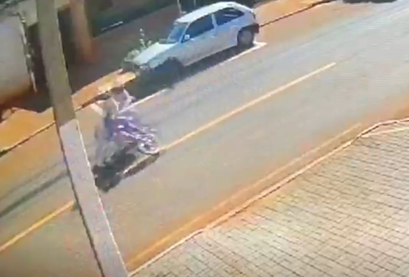 Vídeo mostra motociclista sofrendo queda após deslizar em mancha de óleo