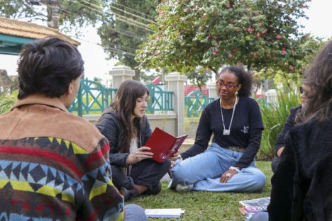 MUPA promove leitura coletiva de poemas e conversa aberta com curadora mexicana Imagem referente a MUPA promove leitura coletiva de poemas e conversa aberta com curadora mexicana