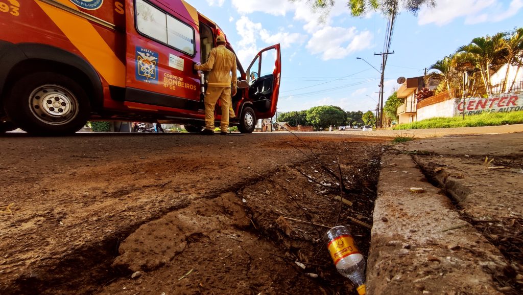 Homem é socorrido pelos Bombeiros após cair em boca de lobo no Bairro Floresta