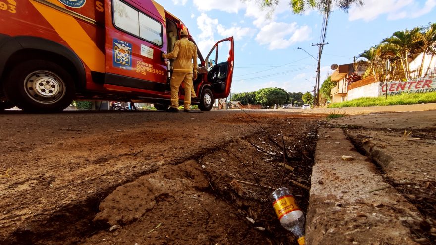 Homem é socorrido pelos Bombeiros após cair em boca de lobo no Bairro Floresta