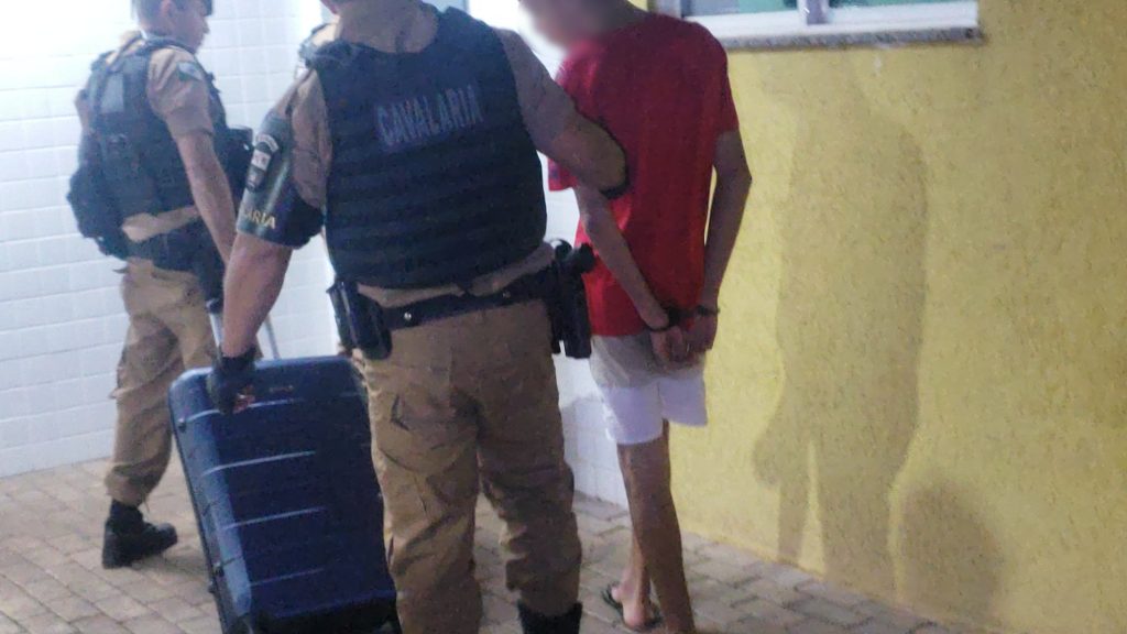 Adolescente é apreendido com maconha em ônibus de linha
