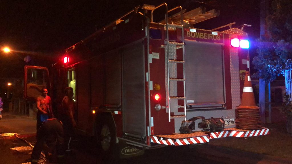 Corpo de Bombeiros é mobilizado para apagar incêndio no 14 de Novembro