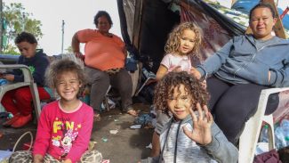 Famílias improvisam acampamentos em rodovias para vigiar suas casas