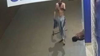 Imagens brutais mostram vítima levando golpes de enxada na cabeça