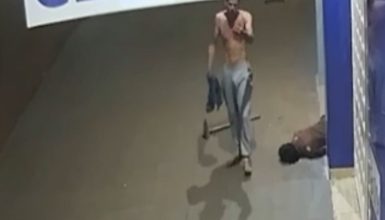 Imagem referente a Imagens brutais mostram vítima levando golpes de enxada na cabeça