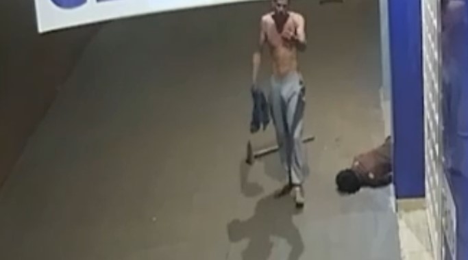 Imagens brutais mostram vítima levando golpes de enxada na cabeça
