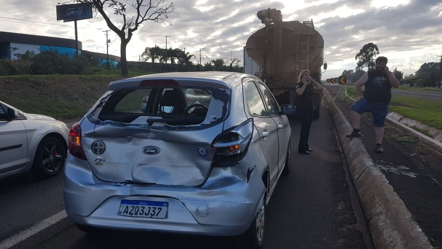 Caminhão acerta traseira de Ford Ka na Região do Lago e deixa BR-277 com trânsito lento