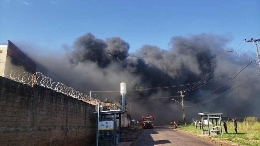 Urgente: Grande incêndio é registrado em empresa no Parque São Paulo