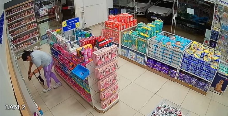 Mulher é flagrada furtando prancha em farmácia na Rua Europa