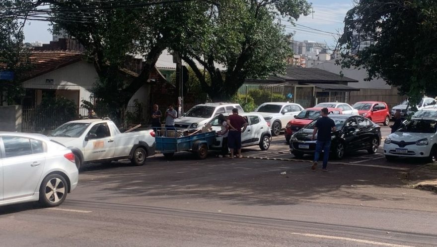Engavetamento é registrado na rua Souza Naves