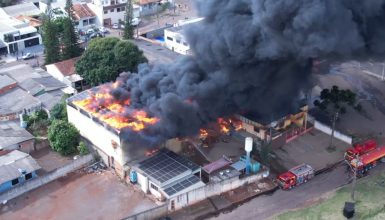 Imagem referente a Imagens aéreas mostram proporções de incêndio em empresa no Parque São Paulo