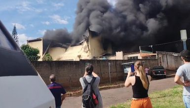 Imagem referente a Vídeo mostra momento em que estrutura de empresa incendiada começa a desabar