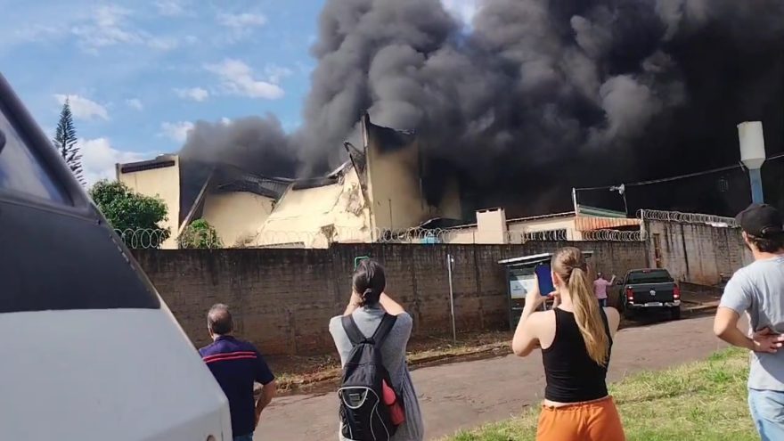 Vídeo mostra momento em que estrutura de empresa incendiada começa a desabar