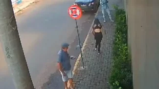 Mulher que teria atacado jovem com ácido é detida pela Polícia Militar Mulher que teria atacado jovem com ácido é detida pela Polícia Militar