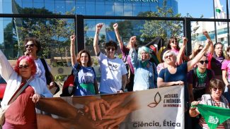 Mulheres protestam contra norma do CFM sobre assistolia fetal