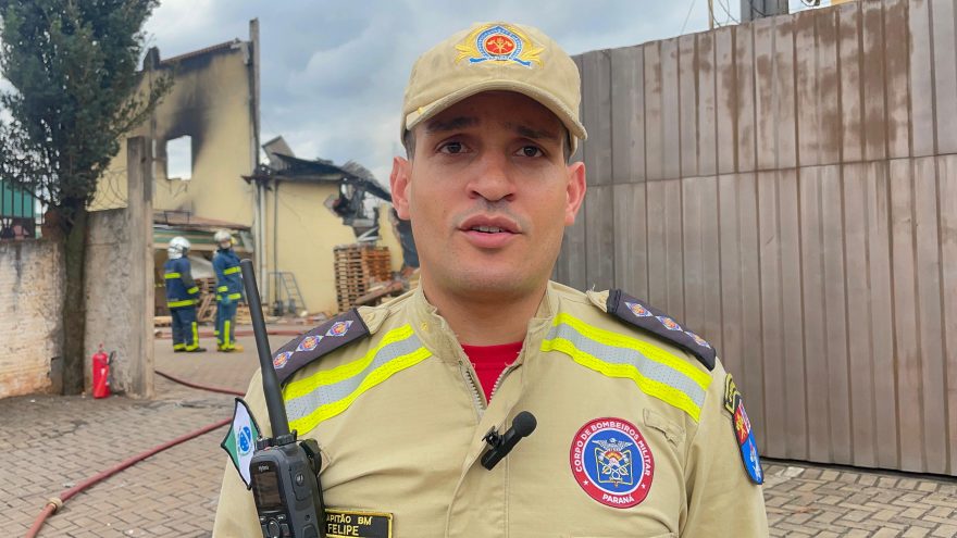 Após quatro horas de combate às chamas, Capitão Felipe fala sobre dificuldades em extinguir incêndio