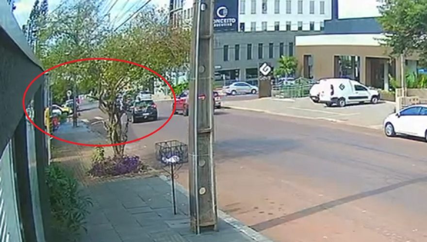 Câmera flagra acidente que deixou mulher ferida no Bairro Neva