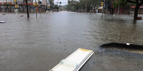 Imagem referente a Com volta da chuva, aulas são suspensas em Porto Alegre