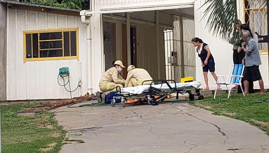 Morador cai da escada enquanto limpava o beiral do telhado na Rua Altemar Dutra