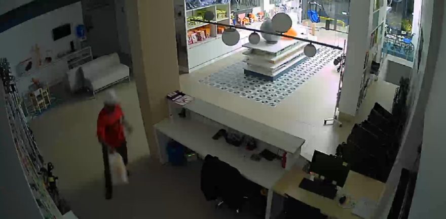 Mesmo com alarme disparando, ladrão entra em estabelecimento e furta R$ 118,65 do caixa