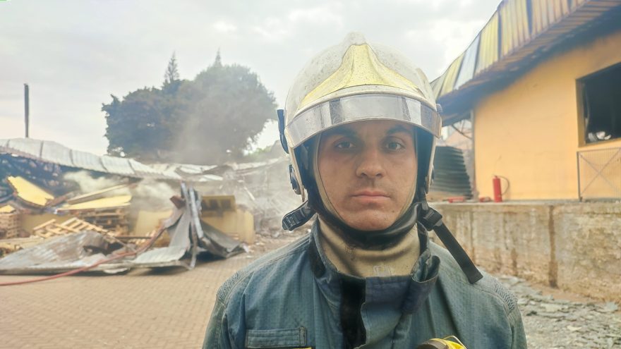 Corpo de Bombeiros trabalham no rescaldo a empresa destruída por incêndio no Parque São Paulo