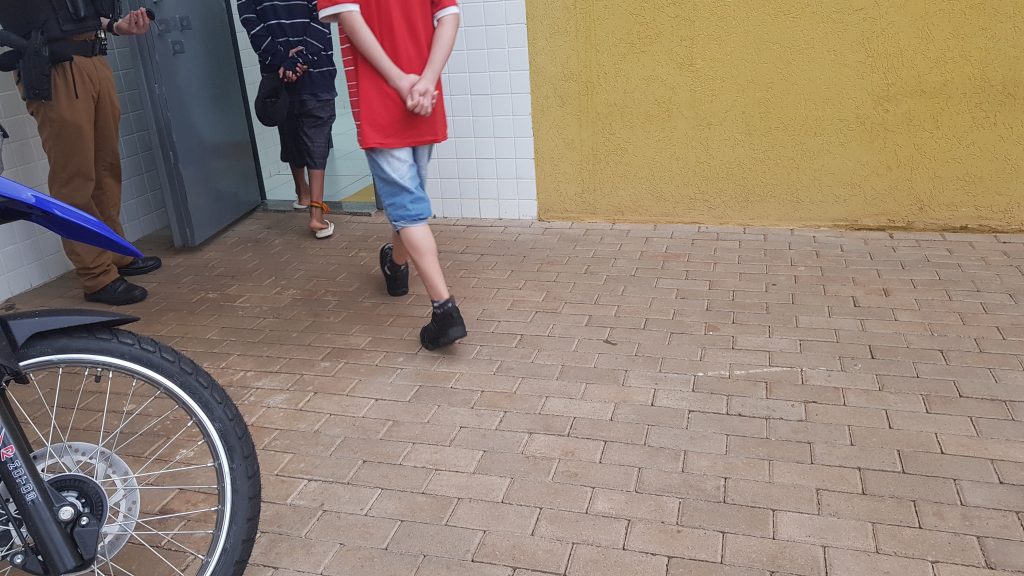 Meninos são encaminhados à Delegacia Cidadã após serem flagrados com drogas em colégio