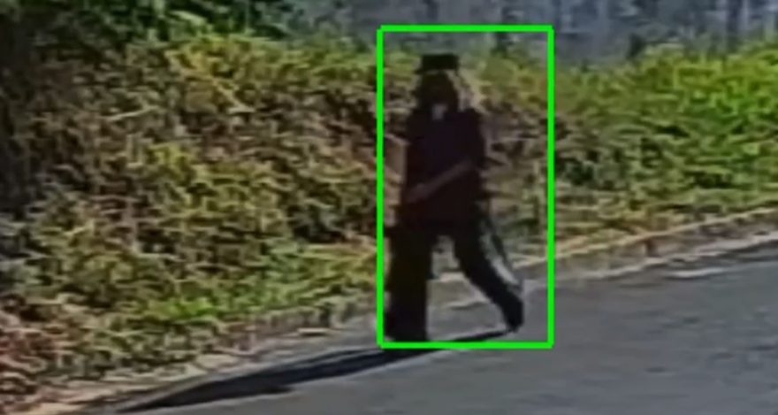 Polícia Civil divulga imagens de “mascarado” suspeito de ataque com ácido contra jovem em Jacarezinho