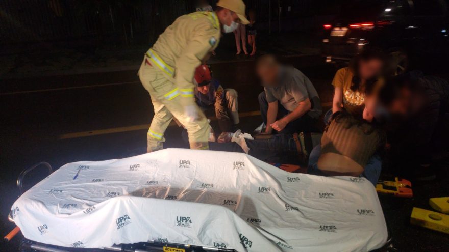 Homem fica em estado grave após ser atropelado na Avenida Tito Muffato