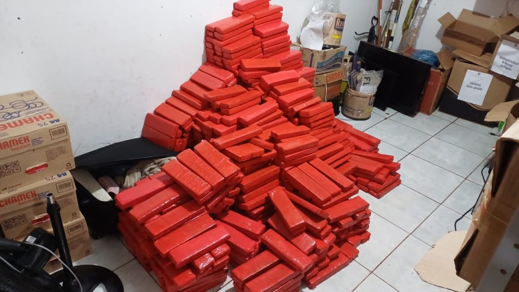Homem se envolve em acidente com viatura e é preso transportando 499 kg de maconha