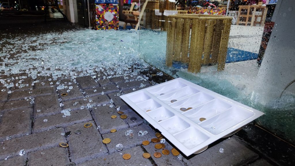 Marginal arromba loja de roupas no centro e deixa prejuízo a comerciante