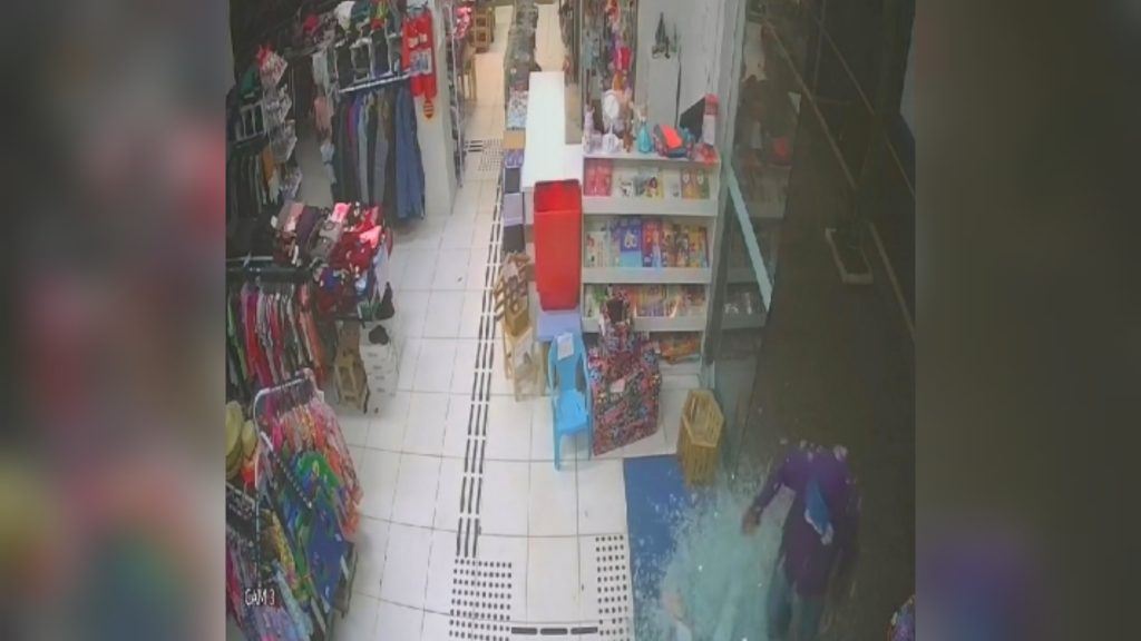 Câmera flagra ação de marginal em arrombamento a loja no centro