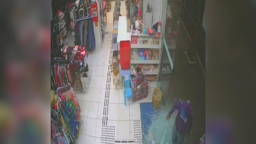 Câmera flagra ação de marginal em arrombamento a loja no centro