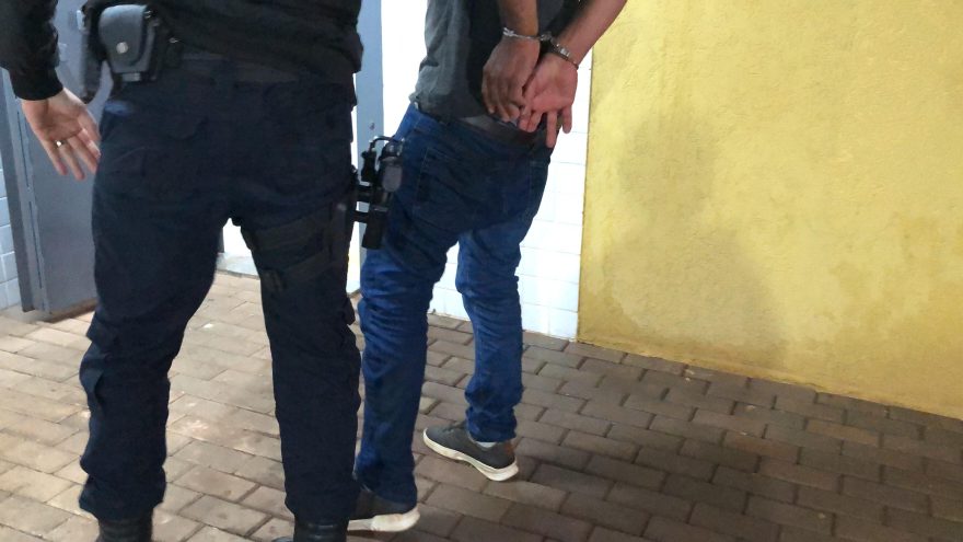 Condutor é detido pelo GPOM após colidir Vectra em mureta no centro