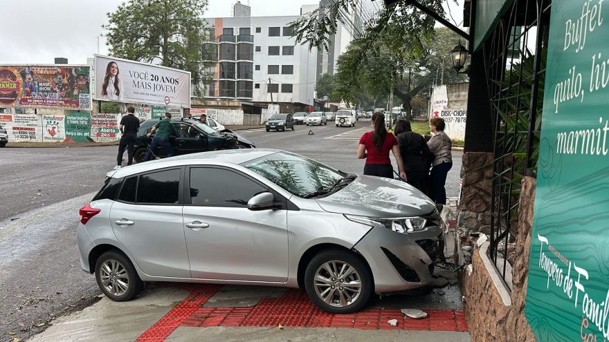 Yaris acerta parede de restaurante após acidente com Palio na Rua Manoel Ribas