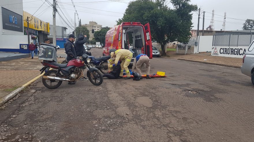 Motociclista fica ferida após colisão na Rua da Lapa, em Cascavel