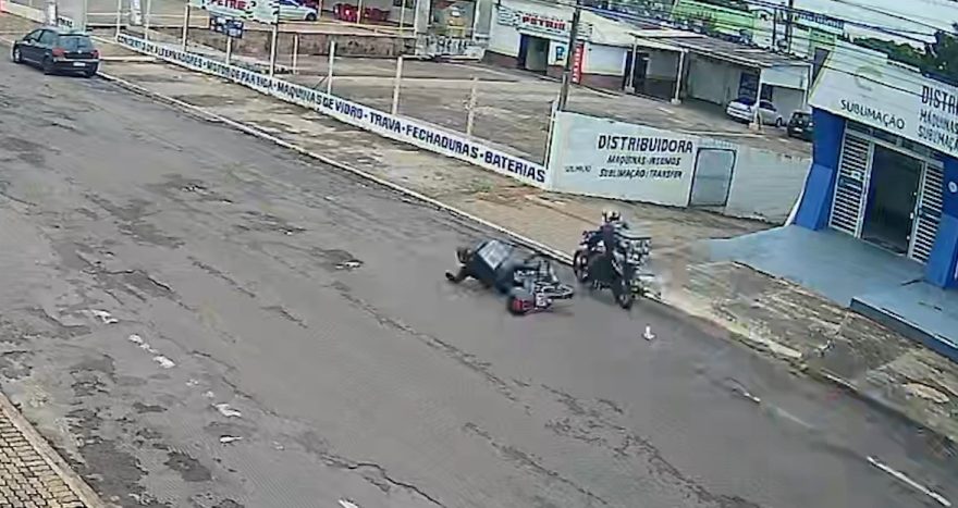 Câmera registra colisão entre duas motos na Rua da Lapa